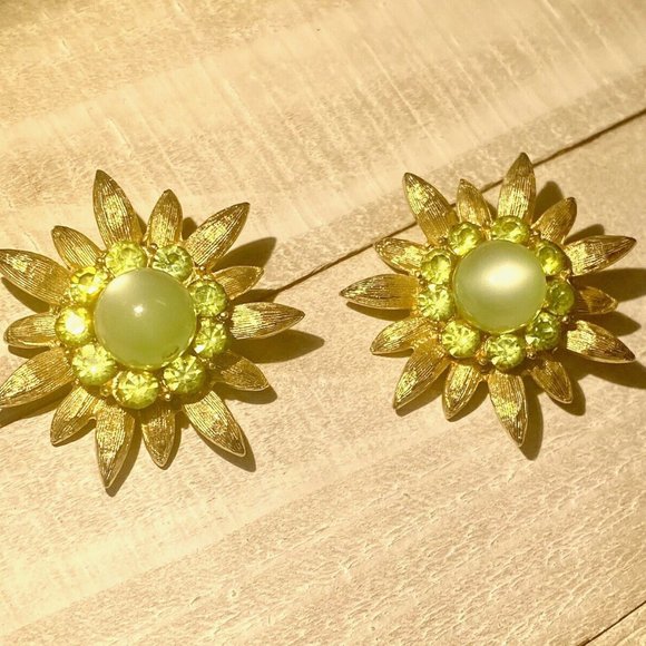 CORO Vintage Chic Signed Gold Tone Flower Rhinestone Clip Back Earrings Classic - Picture 1 of 10